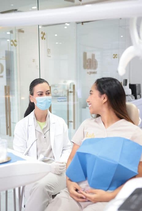 Dra. Lina Roldán providing restorative dental care